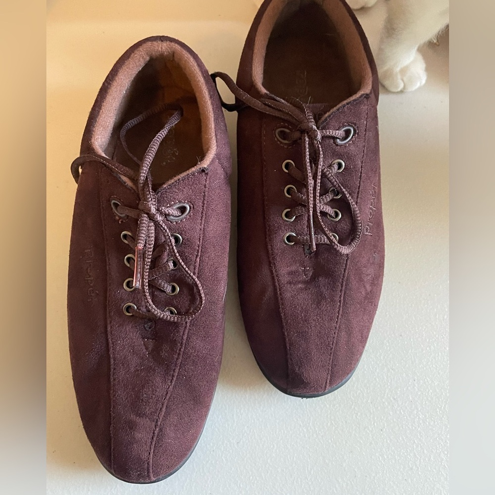 Propet Woman’s Walking shoes in SZ 7 are new w/o box